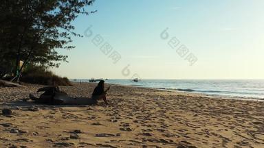 年轻的微笑夫人假期享受生活海滩清洁白色沙子蓝色的背景